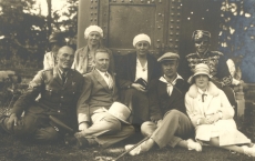 Johanna Kitzberg (keskel, valge bareti ja pluusiga) jt. Ruhnus 1930. a.
