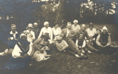 Johanna Kitzberg (taga keskel, valge bareti ja pluusiga) jt. Ruhnus 1930. a.