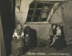A. Adsoni "Läheb mööda" Eesti Draamateatris 1923. a. I pilt. A. Markus ja M. Anto