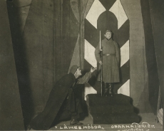 A. Adsoni "Läheb mööda" Eesti Draamateatris 1923. a. IV pilt. A. Sunne ja R. Klein