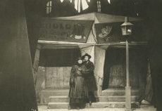 A. Adsoni "Läheb mööda" Eesti Draamateatris 1923. a. V pilt. L. Reimann ja R. Klein