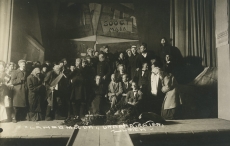 Artur Adson (ees keskel) etenduse "Läheb mööda" tegelaskonnaga 1923. a.