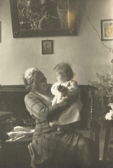 Johanna Kitzberg lapselapsega