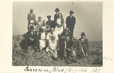 Johanna Kitzberg (keskel) jt Saaremaal Sõrves 21.07.1929