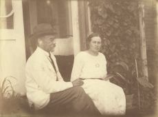 August ja Johanna Kitzberg majatrepil istumas