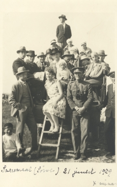 Johanna Kitzberg (tagumises reas keskel) jt Saaremaal Sõrves 21. VII 1929