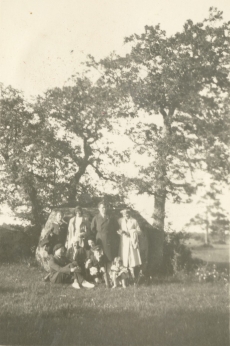 Johanna, Jaan ja Silvia Kitzberg grupifotol Saaremaal Loodel 21.06.1931