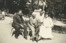 Johanna, Jaan ja Silvia Kitzberg grupifotol Kuressaares 13.07.1931