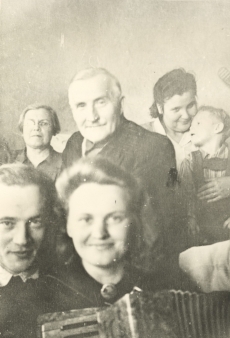 Jaan Kärner (keskel) koos abikaasa Hilda Kärneriga (vasakul prillidega) oma õepoja Ants Soopalu sünnipäeval 1950. aastal