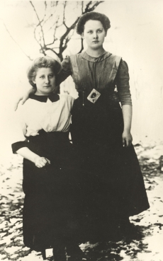 Jaan Kärneri õde Alma (istub) tundmatuga 1910. a. paiku