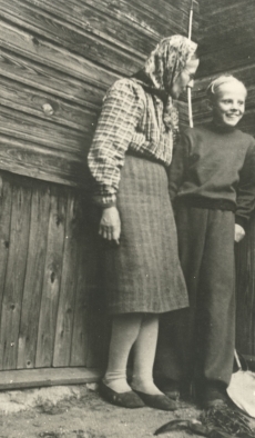 J. Kärneri õde Iida Kärner koos J. Kärneri pojapoja Olaviga u. 1952. a. Elvas J. Kärneri tän. 35