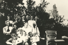 Jaan Kärner (vasakul äärel musta lipsuga), temast paremal tütar Eha, ees poeg Ülo grupifotol