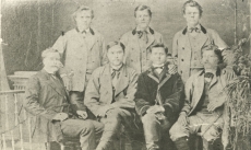 Jaan Kärneri isa Karl (istub paremal äärel) koos oma vendade ja kahe tundmatuga