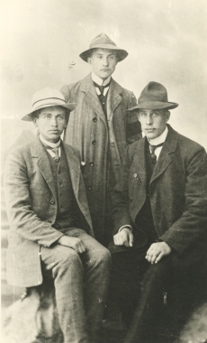 Vasakult: Jaan Kärneri tulevane kälimees Juhan Kolberg, Jaan Kärner ja Jaan Kärneri vanem vend Aleksander 1911. a
