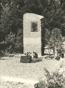 Jaan Kärneri hauasammas Elva kalmistul 15. VII 1962. a