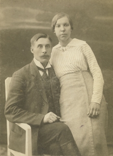 J. Kärneri vend Aleksander abikaasa Emmyga 1914. a