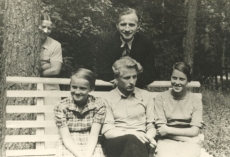 Jaan Kärner lastega u. 1936.-1937. a. Istuvad Elo, Ülo ja Eha, puu tagant piilub J. Kärneri õde Iida