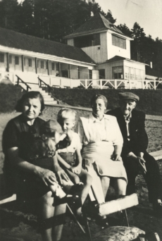 Vasakult: J. Kärneri õepoja abikaasa pojaga, J. Kärneri pojapoeg Olavi, abikaasa Hilda ja Jaan Kärner Elvas 1947. a