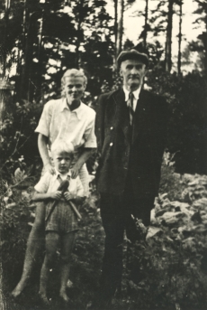 Jaan Kärner, tema minia Kaja Kärner (kunstnik) ja pojapoeg Olavi u. 1947. a.