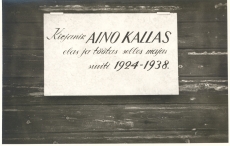 Mälestustahvel majal, kus Aino Kallas elas ja töötas suviti 1924-1938