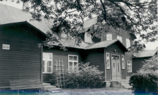 KM töötajate ekspeditsioonilt 1986  Uderna koolimaja, kus Tuglas õppis 1897-1900