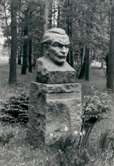Friedebert Tuglase büst Udernas (skulptor O. Ehelaid)