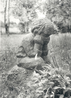 KM töötajate ekspeditsioonilt 1986  Väikese Illimari skulptuur Uderna kooli pargis