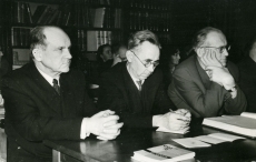 Vas.: Eduard Kubjas, August Annist, August Sang Kreutzwaldi päevadel Kirjandusmuuseumis 26.-27.12.1960