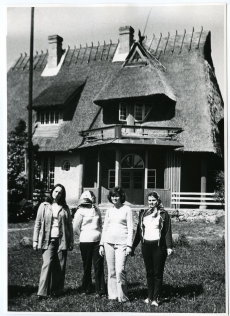 Ants Laikmaa majamuuseum Taeblas.  Maja ees käsikirjade osakonna töötajad vasakult: Silvi Kolk, Eva Aaver, Rutt Hinrikus, Hilve Rebane [1974/75]