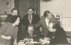 Soome kirjanikud Kirjandusmuuseumis 3.04.1959. a. Ees Erna Normann, A. Turtiainen, J. Pennanen; taga Erni Hiir, Eduard Ertis ja Ralf Parve