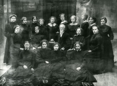 Puðkini Gümnaasiumi 7. klassi õpilased 1911/1912 õ.-a. Hugo Treffner II reas keskel