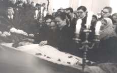 Hüvastijätt Anna Haava'ga TRÜ aulas 17.03.1957. Puusärgi juures vasakult: 1) Ella Vassil, 2) Liisa Vassil, 3) Meta Haldre.