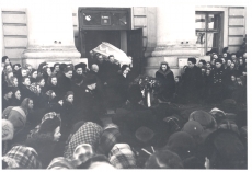 Anna Haava põrmu välja toomine TRÜ peahoonest 17.03.1957.