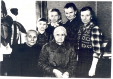 Anna Haava, Liisa Vassil, Tõnu Haldre, Anu Haldre, Meeta Haldre ja Ella Alekand 1954.a.
