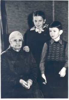 Anna Haava, Anu Haldre, Tõnu Haldre 15. okt. 1954.a.