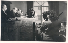 Moment ENSV Kirjanike Liidu IV kongressilt: reporter filmib presiidiumi, kus istuvad Friedebert Tuglas, Johannes Semper, rida Sirge