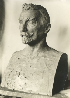 J. Koort. August Kitzbergi büst (savi, 1930)