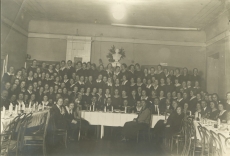August Kitzbergi 70. sünnipäeva tähistamisel Tartu Tütarlaste Gümnaasiumis [1925]