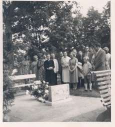 Gustav Wulff matusepaigal Otepää kalmistul 24. juunil 1960. (Ingrid Loosme, Olga Huff, Ain Metsküla, Paul Rummo, Leida Laidvee, Salme Meos, Jaan Toomla, Edvard Ertis jt).