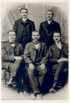 Gustav Wulff grupifotol vas. 1. istub, vendadega