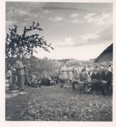 Gustav Wulff, mälestustahvli avamine Nüpli-Lõhmusel 24. juunil 1960, Otepää keskkooli direktor Heino Mägi kõnelemas