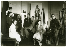 "Pallas". A. Vabbe ateljee [1928-29. a]. Vasakult: 1. Tuisk, 2. modell, 3. Lääts, 4. Hörschelmann, 5. A. Vabbe, 6. N. Espe, 7. Trautmann, 8. Adamson, 9. Tralla