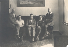 Pärnus 1924. a Vasakult 1) J. Vahtra, 2) J. Vogel, 3) Ðèerbakoff-Süvalo, 4) E. Vares-Barbarus, 5) Johannes Vares-Barbarus