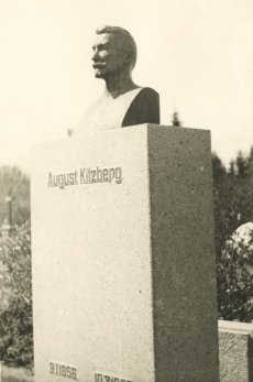 August Kitzbergi mälestussammas Raadi kalmistul 26.05.1935