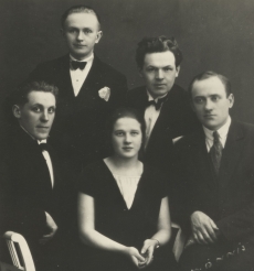 Ees istuvas vas.:  A. Antson,  E. Nukk'a abikaasa, Eduard Nukk. Taga seisavad  Erni Hiir ja Peet Vallak