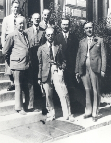F. Tuglas, E. Ole, r Räägo, r Kleis jt Turu ülikooli ees 1935