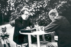 Friedebert Tuglas ja Eino Oksanen maletamas Syvärannas, juuli 1936