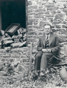 Friedebert Tuglas Ahjal, vana õllekoja seina ääres, juuli 1938