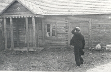Friedebert Tuglas Karilatsis, maja ees, milles ta kord elas, juuli 1938