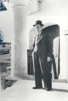 Friedebert Tuglas endise Reola kõrtsi ees, juuli 1938